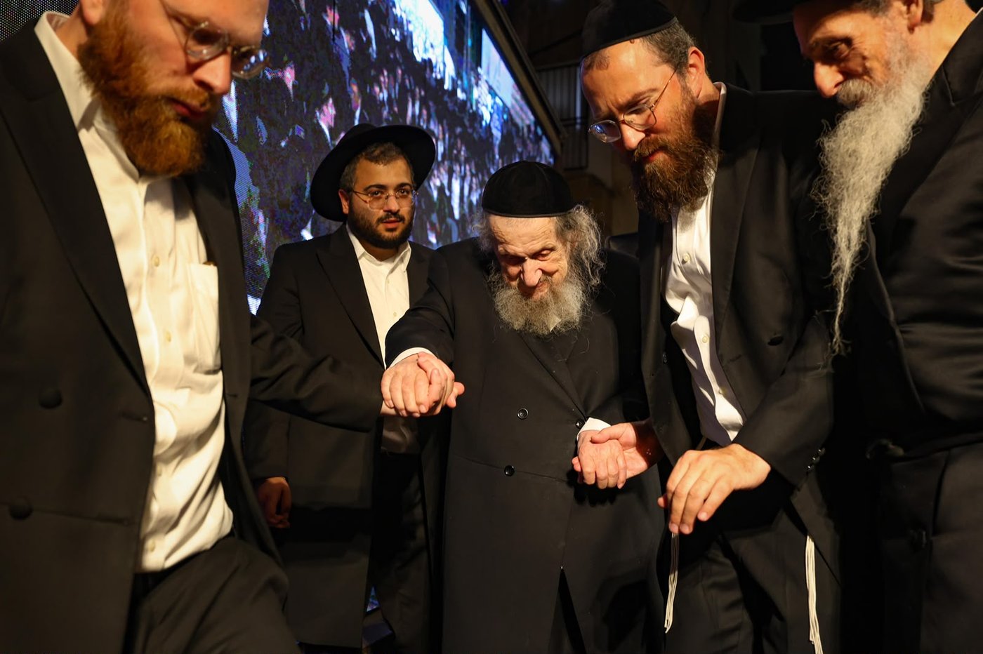 ריתחא דאורייתא בסוכתו של הגאון רבי דב לנדו שליט"א | צילום: ינון שובלי