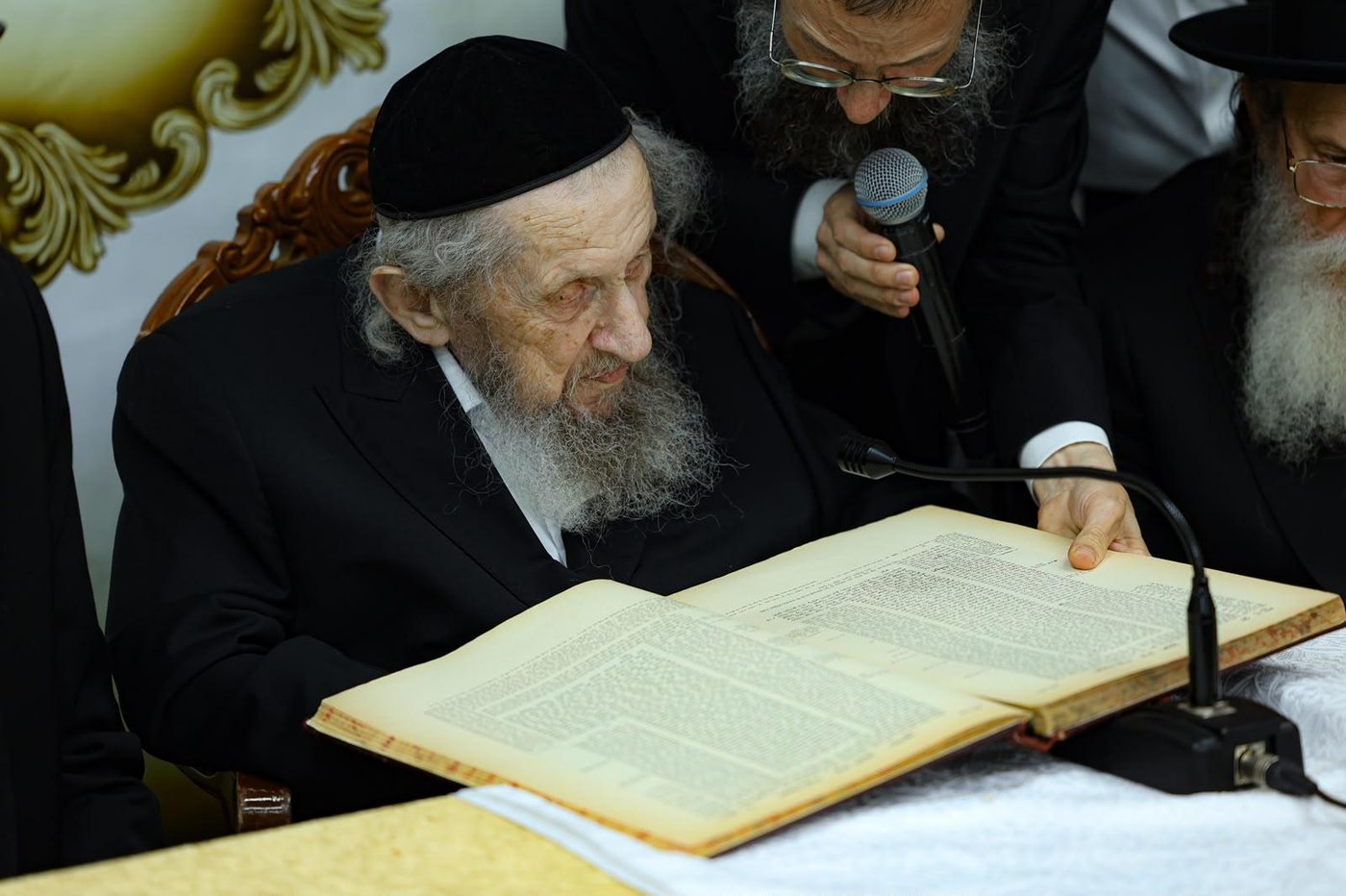 ריתחא דאורייתא בסוכתו של הגאון רבי דב לנדו שליט"א | צילום: ינון שובלי