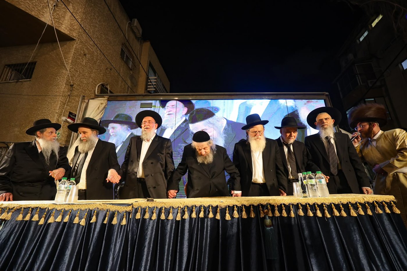 ריתחא דאורייתא בסוכתו של הגאון רבי דב לנדו שליט"א | צילום: ינון שובלי