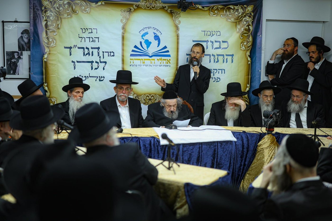 ריתחא דאורייתא בסוכתו של הגאון רבי דב לנדו שליט"א | צילום: ינון שובלי