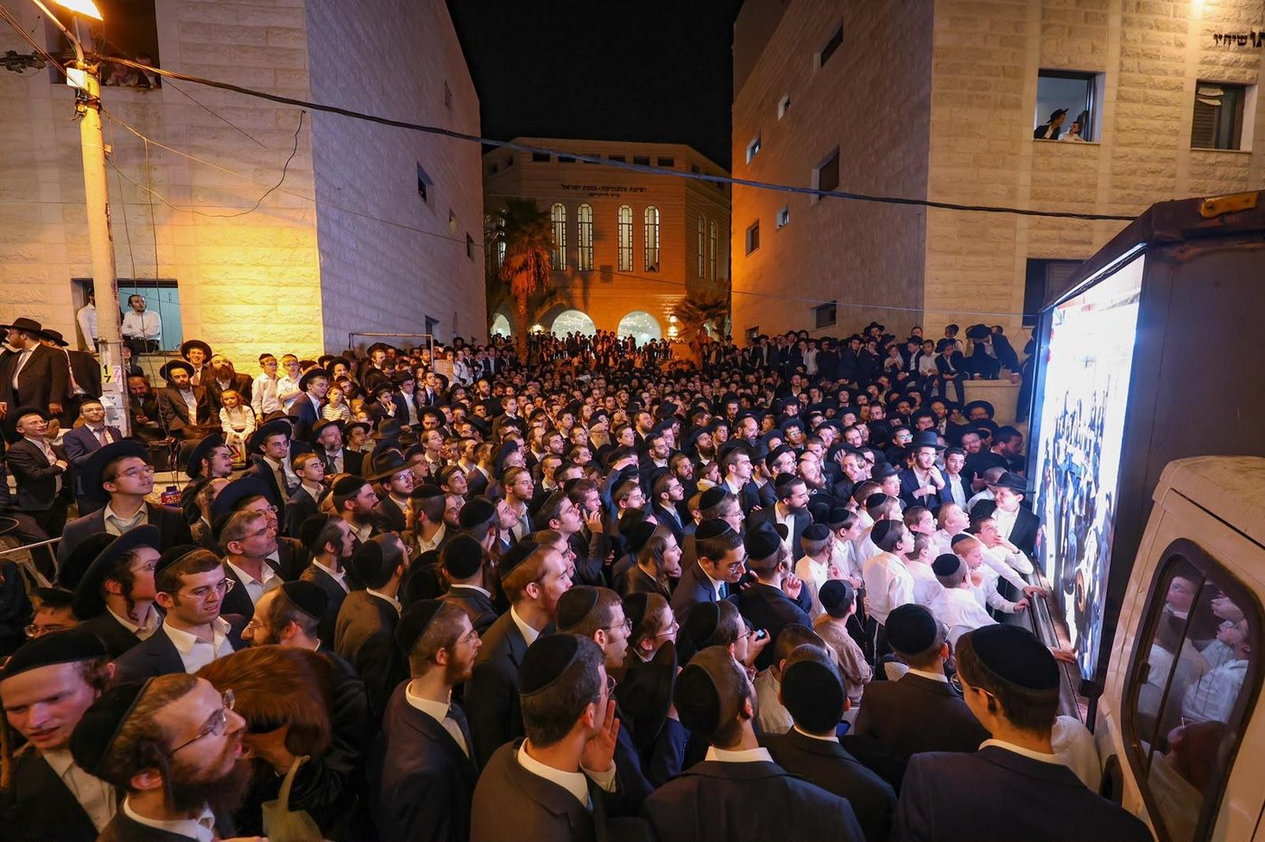 ריתחא דאורייתא בסוכתו של הגאון רבי דב לנדו שליט"א | צילום: ינון שובלי