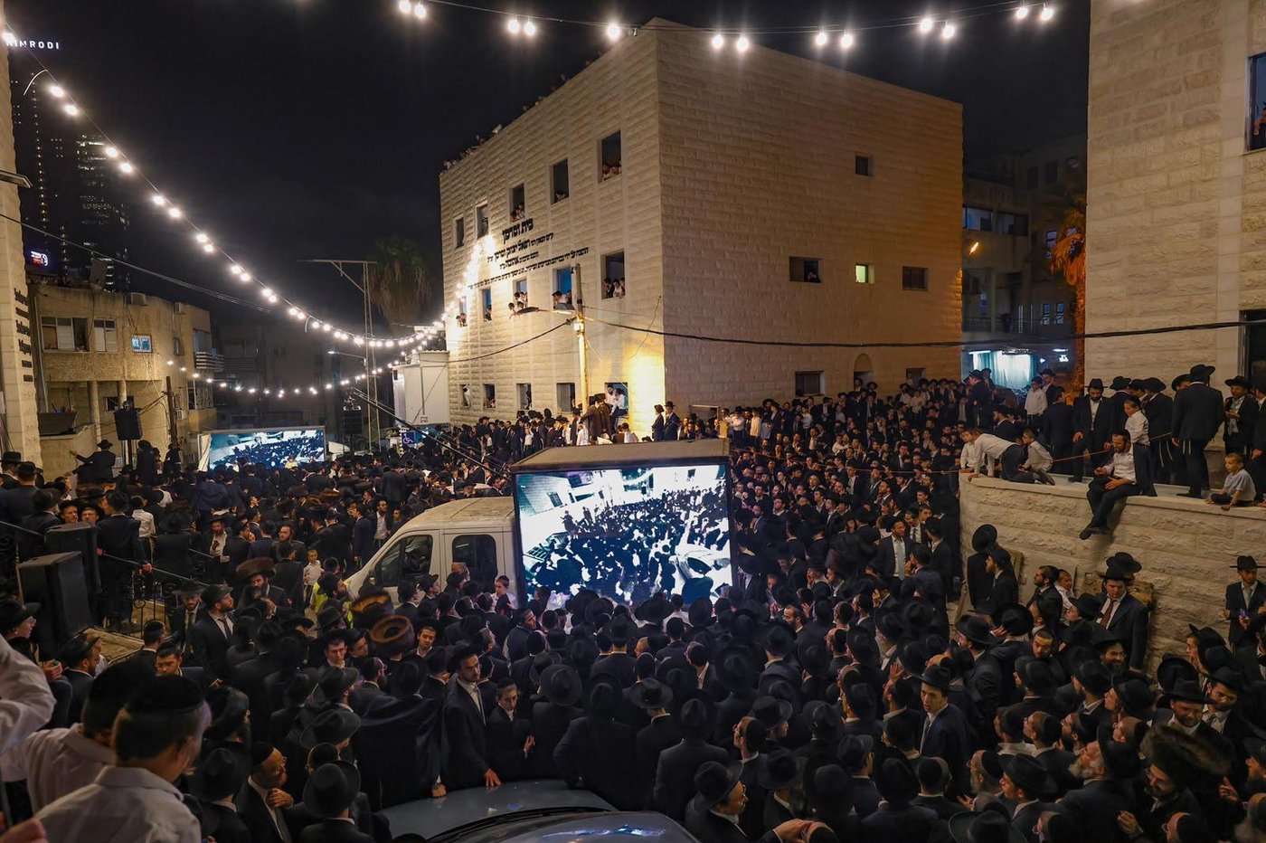 ריתחא דאורייתא בסוכתו של הגאון רבי דב לנדו שליט"א | צילום: ינון שובלי