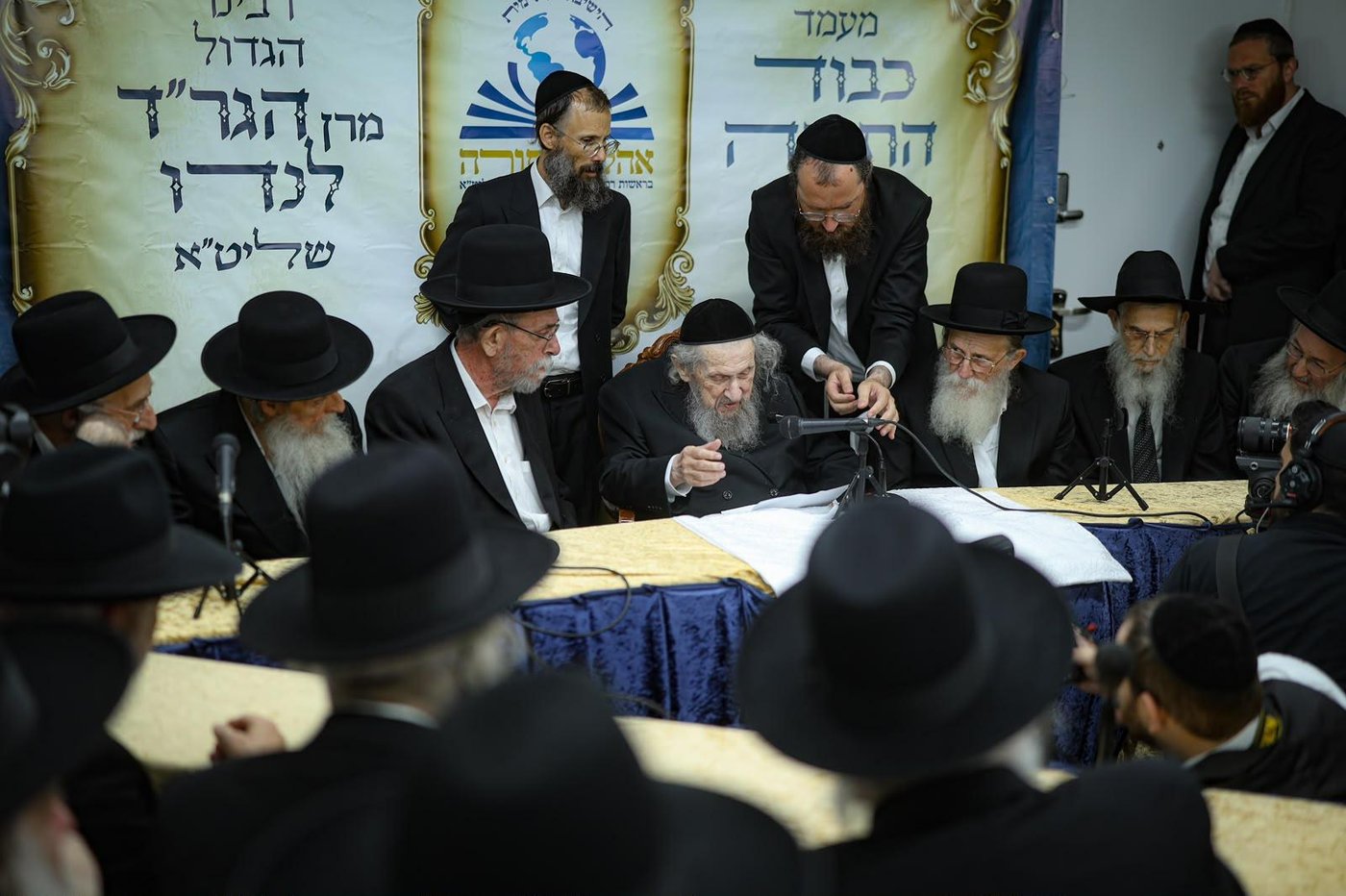 ריתחא דאורייתא בסוכתו של הגאון רבי דב לנדו שליט"א | צילום: ינון שובלי