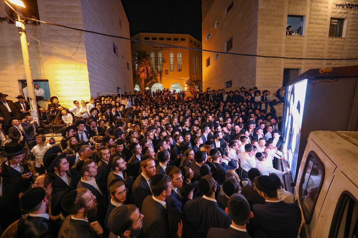 ריתחא דאורייתא בסוכתו של הגאון רבי דב לנדו שליט"א | צילום: ינון שובלי