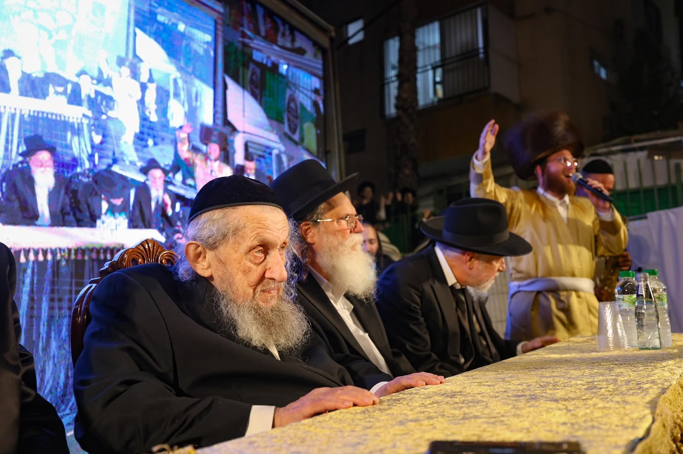 ריתחא דאורייתא בסוכתו של הגאון רבי דב לנדו שליט"א | צילום: ינון שובלי