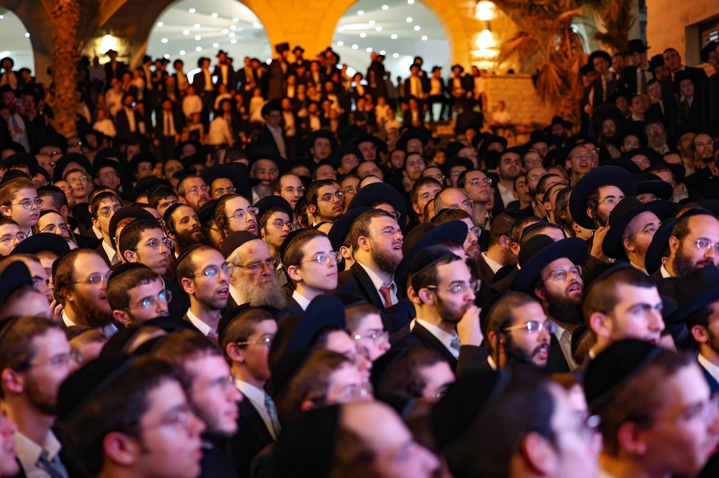 ריתחא דאורייתא בסוכתו של הגאון רבי דב לנדו שליט"א | צילום: ינון שובלי