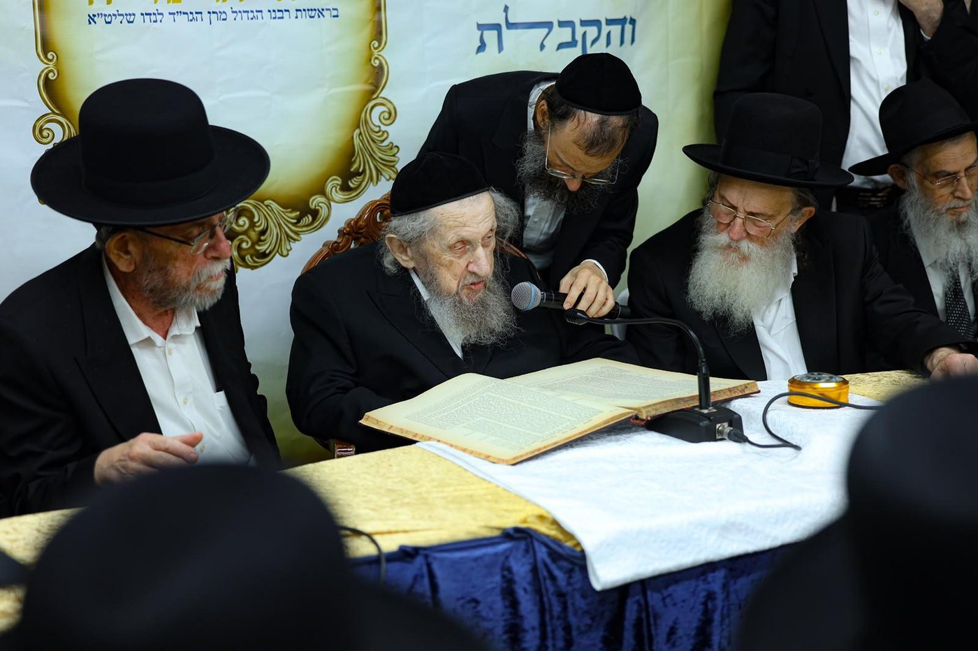 ריתחא דאורייתא בסוכתו של הגאון רבי דב לנדו שליט"א | צילום: ינון שובלי