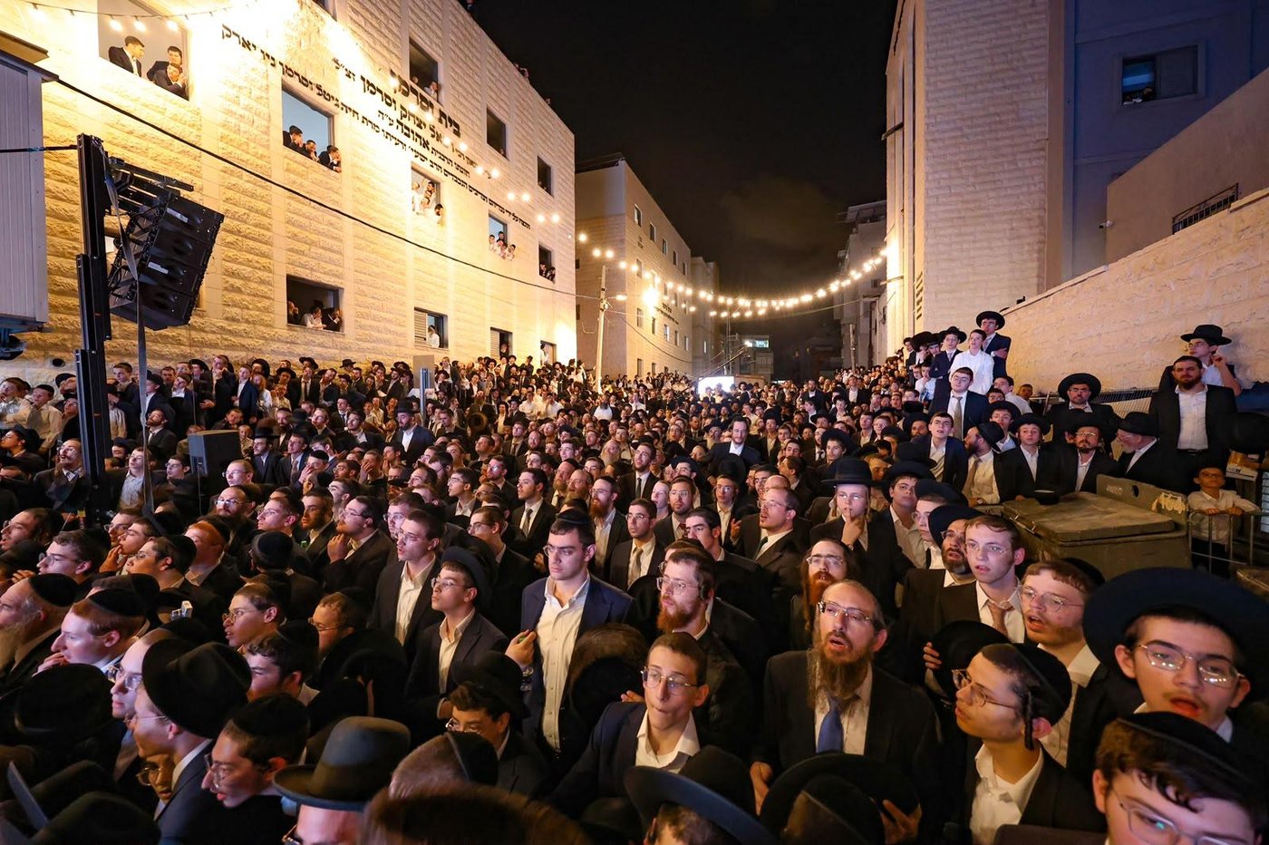 ריתחא דאורייתא בסוכתו של הגאון רבי דב לנדו שליט"א | צילום: ינון שובלי
