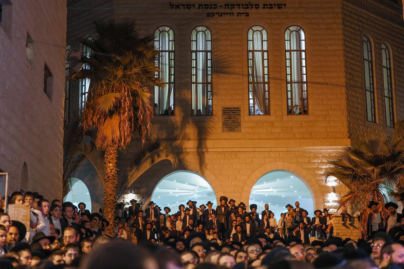 ריתחא דאורייתא בסוכתו של הגאון רבי דב לנדו שליט"א | צילום: ינון שובלי
