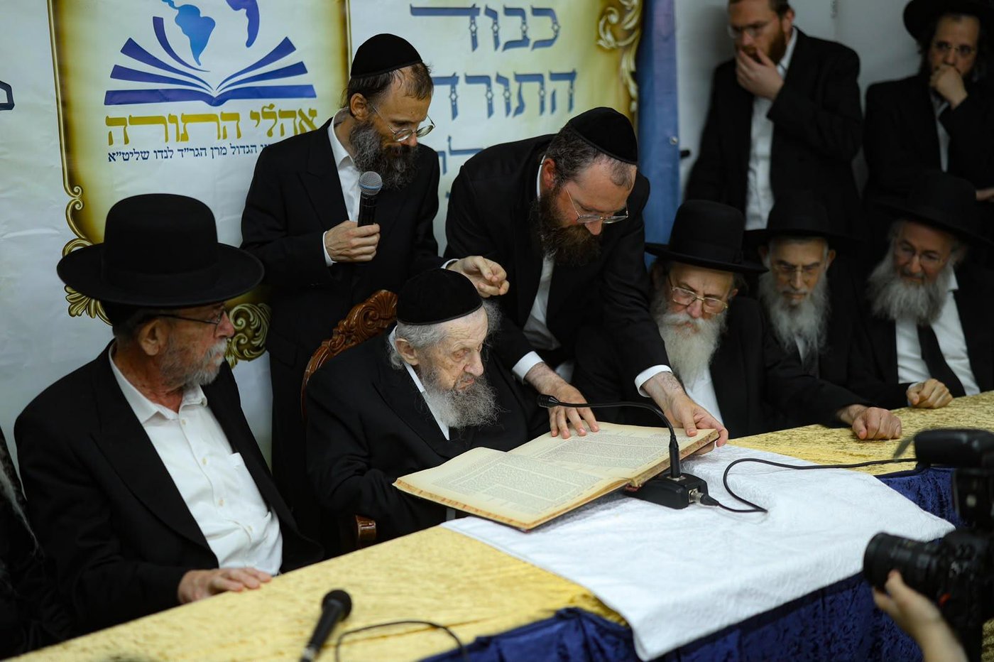 ריתחא דאורייתא בסוכתו של הגאון רבי דב לנדו שליט"א | צילום: ינון שובלי