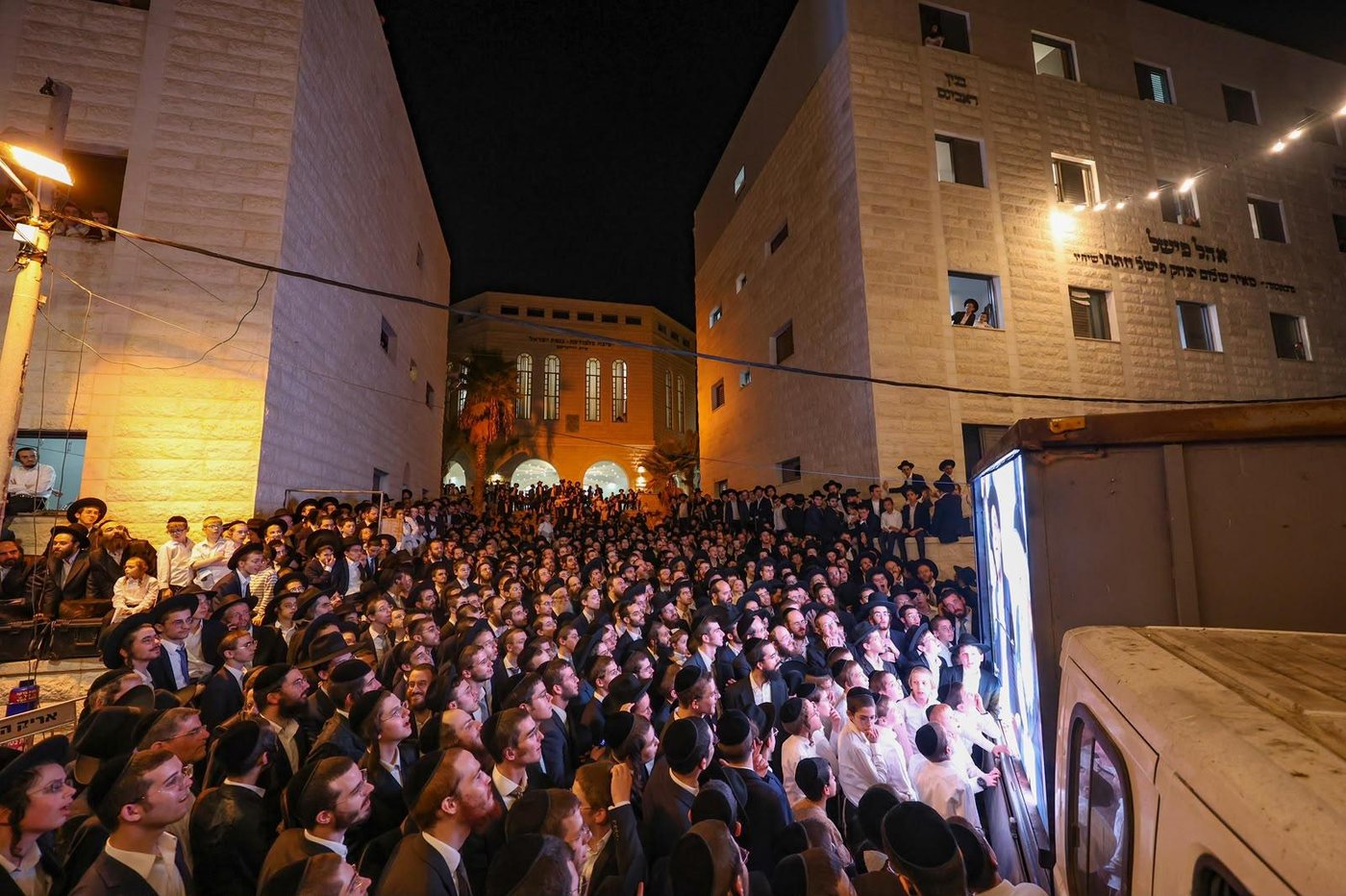 ריתחא דאורייתא בסוכתו של הגאון רבי דב לנדו שליט"א | צילום: ינון שובלי