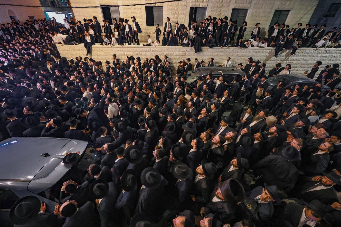 ריתחא דאורייתא בסוכתו של הגאון רבי דב לנדו שליט"א | צילום: ינון שובלי