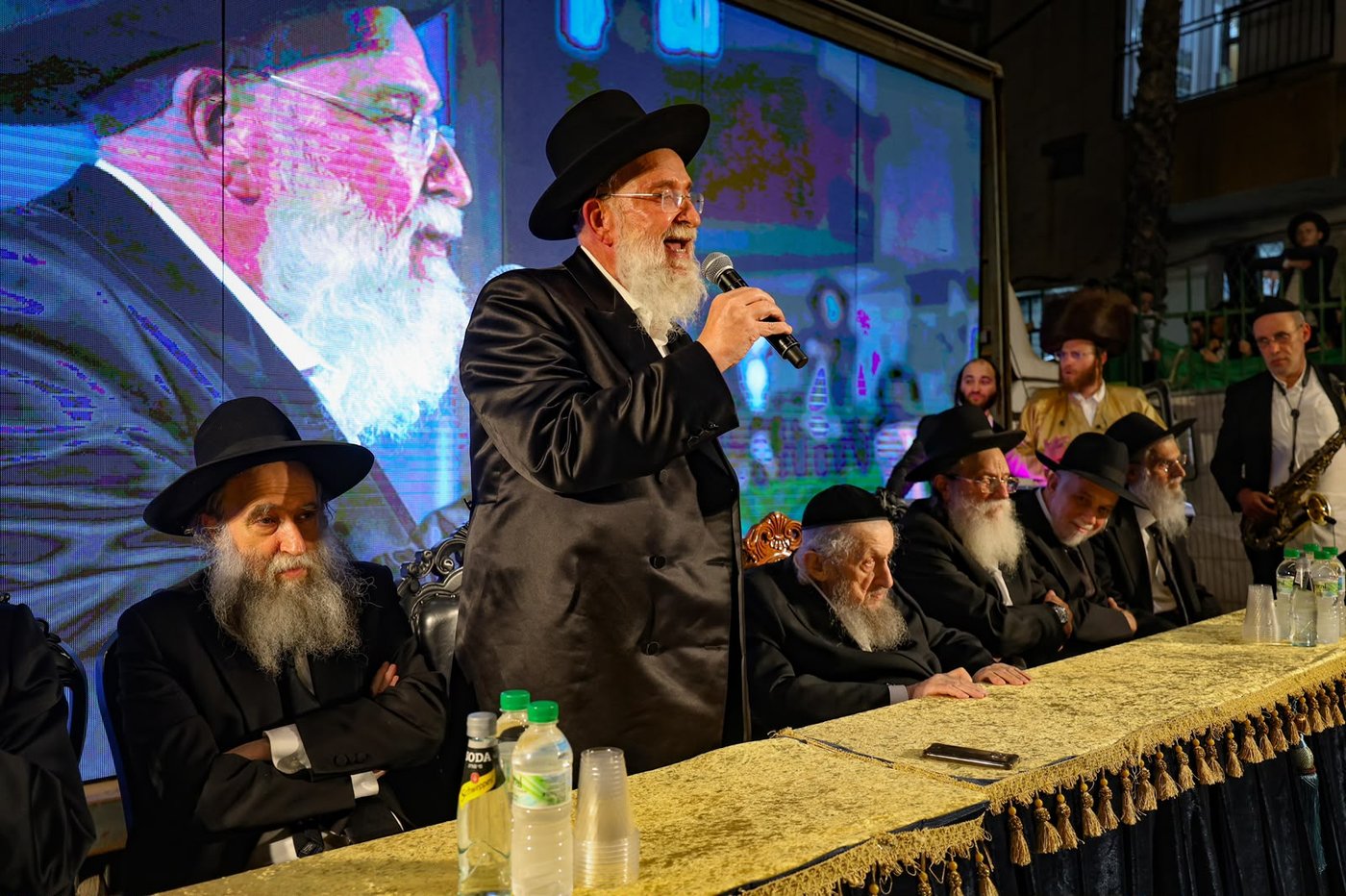 ריתחא דאורייתא בסוכתו של הגאון רבי דב לנדו שליט"א | צילום: ינון שובלי