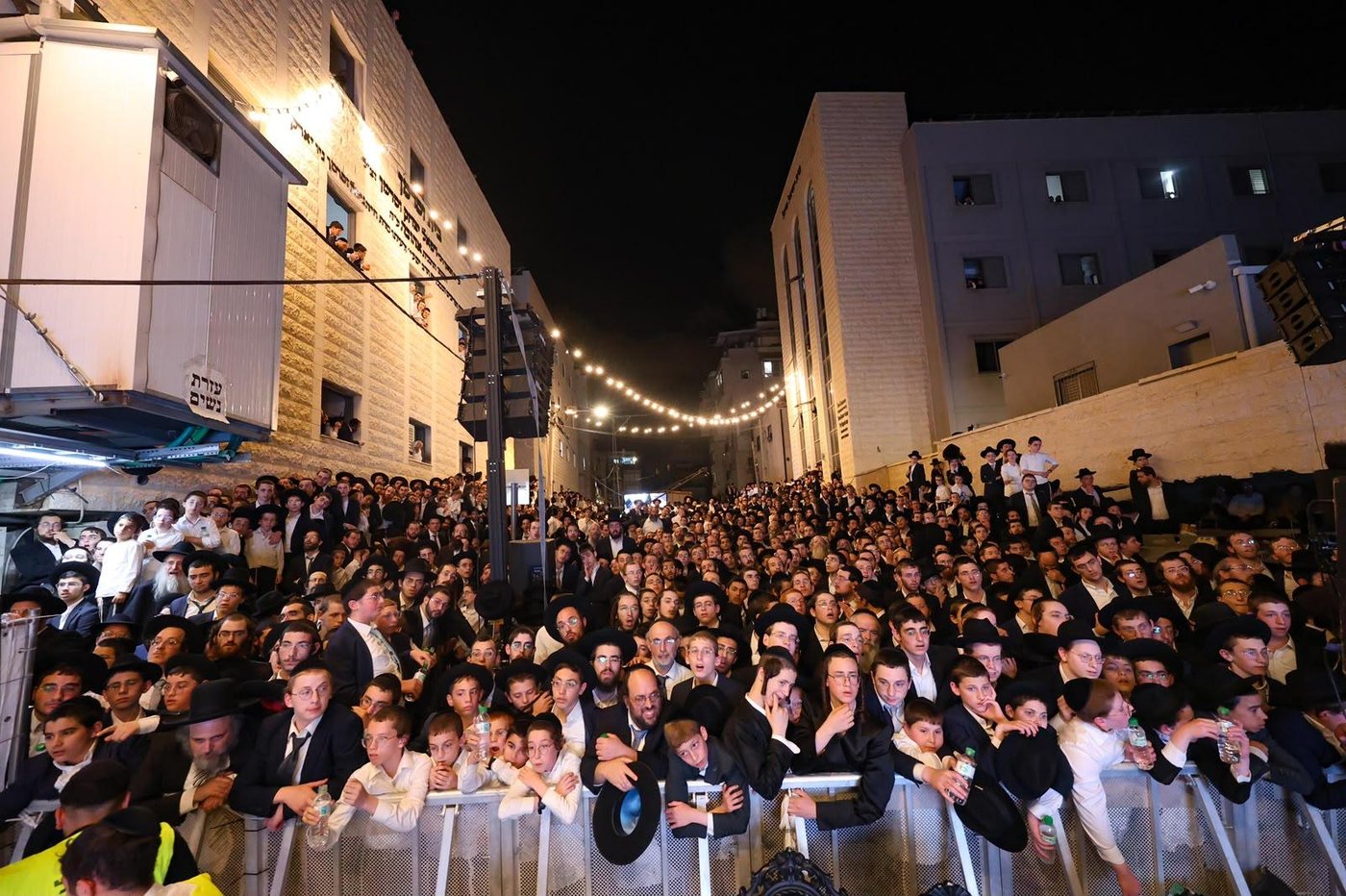 ריתחא דאורייתא בסוכתו של הגאון רבי דב לנדו שליט"א | צילום: ינון שובלי