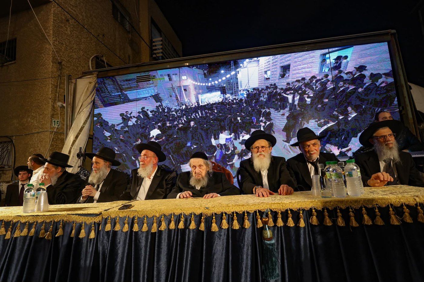 ריתחא דאורייתא בסוכתו של הגאון רבי דב לנדו שליט"א | צילום: ינון שובלי