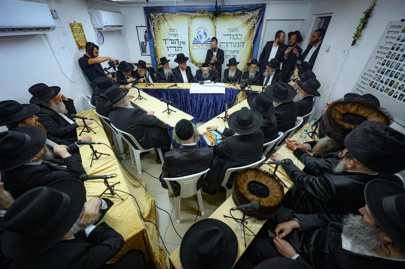 ריתחא דאורייתא בסוכתו של הגאון רבי דב לנדו שליט"א | צילום: ינון שובלי