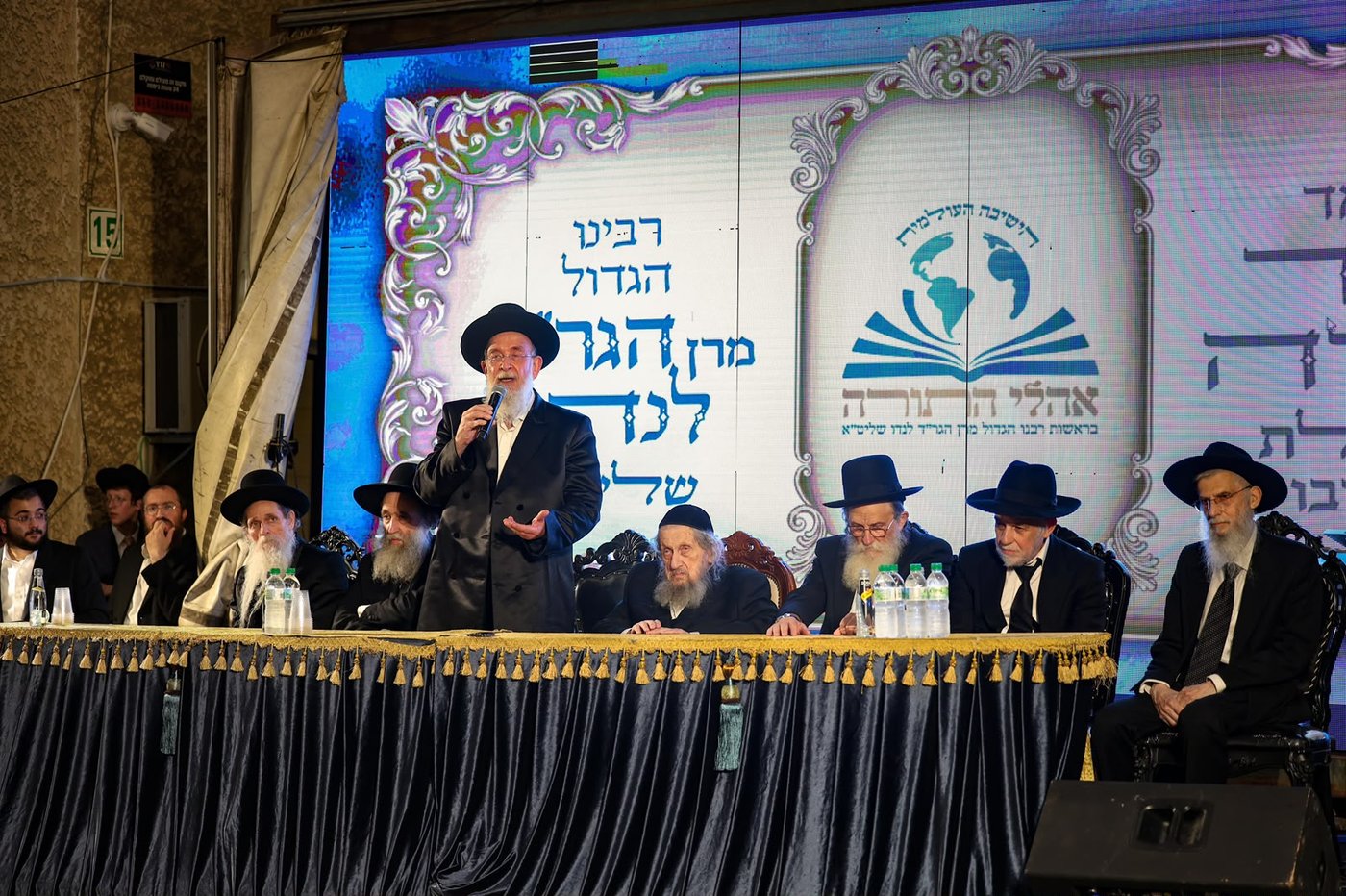ריתחא דאורייתא בסוכתו של הגאון רבי דב לנדו שליט"א | צילום: ינון שובלי