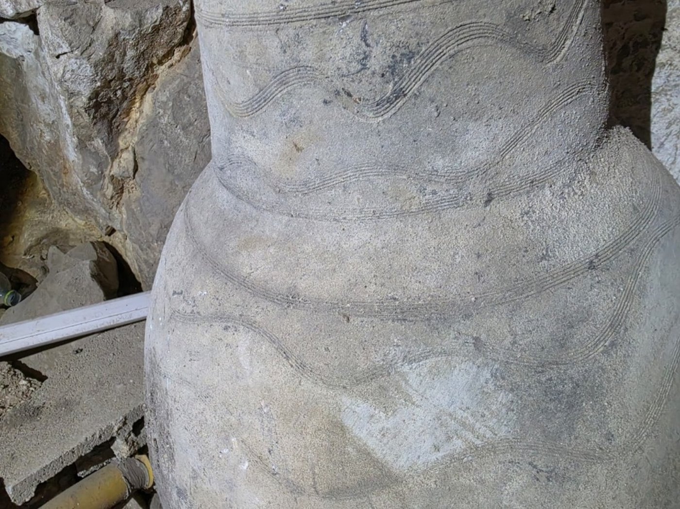קנקן אגירה ענק ("ג'רות") שנמצא במרתף חצר שטרויס
