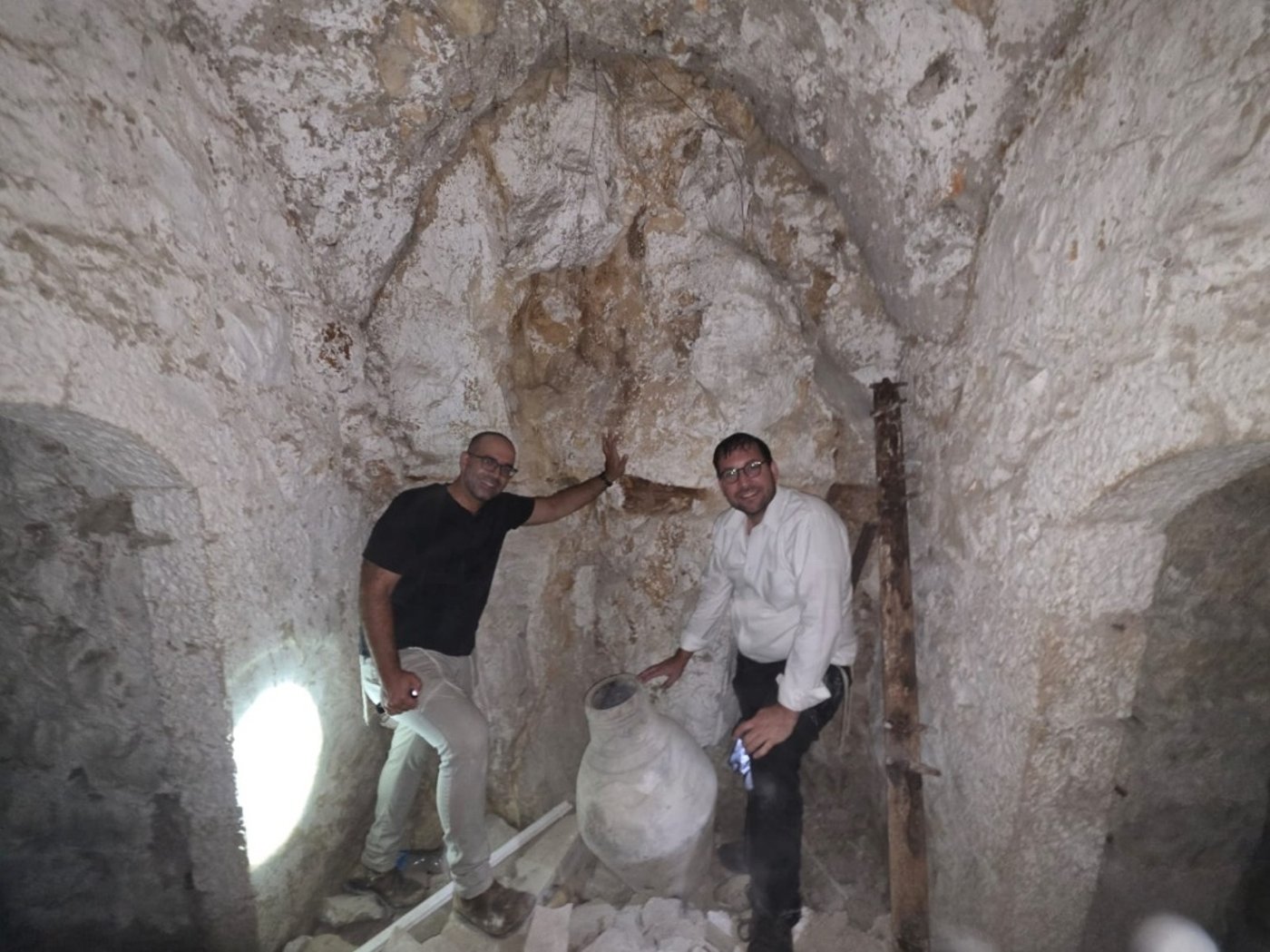 כותב השורות והארכיאולוג ד"ר עומרי עבאדי בוחנים קנקן אגירה ענק במרתף חצר שטרויס