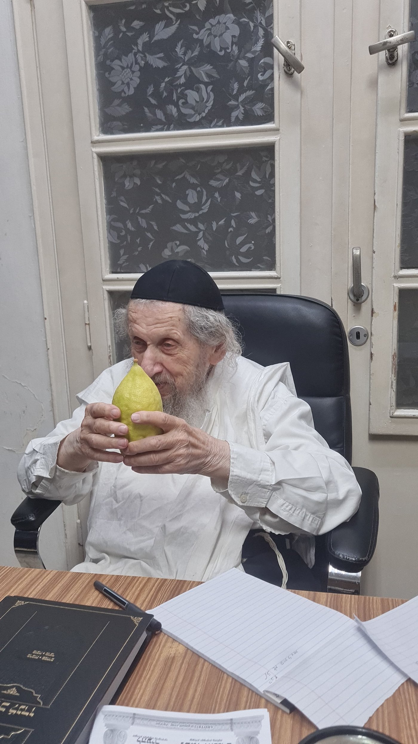 מרן ראש הישיבה הגאון רבי דב לנדו שליט"א בבדיקת אתרוגים