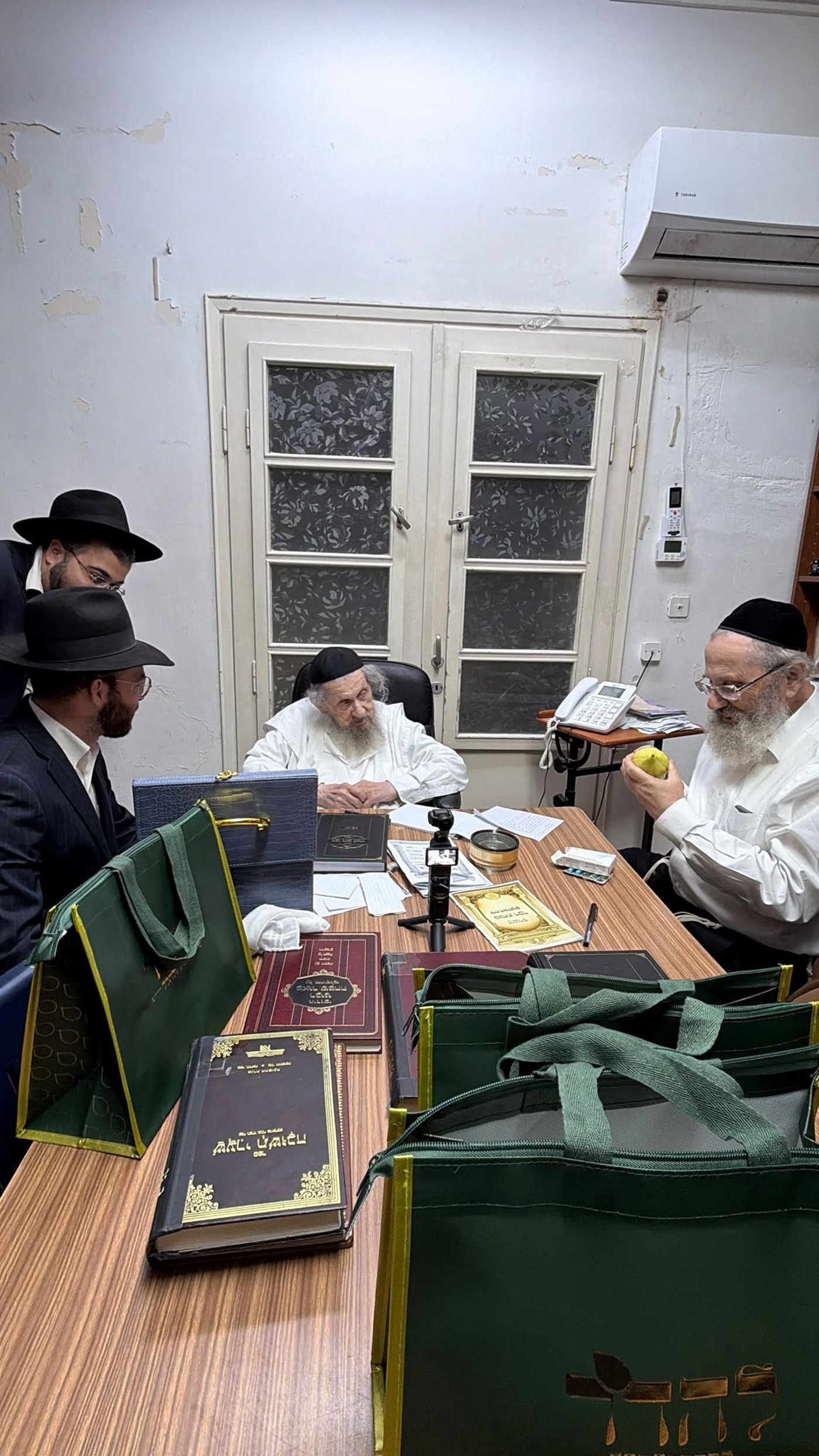 מרן ראש הישיבה הגאון רבי דב לנדו שליט"א בבדיקת אתרוגים