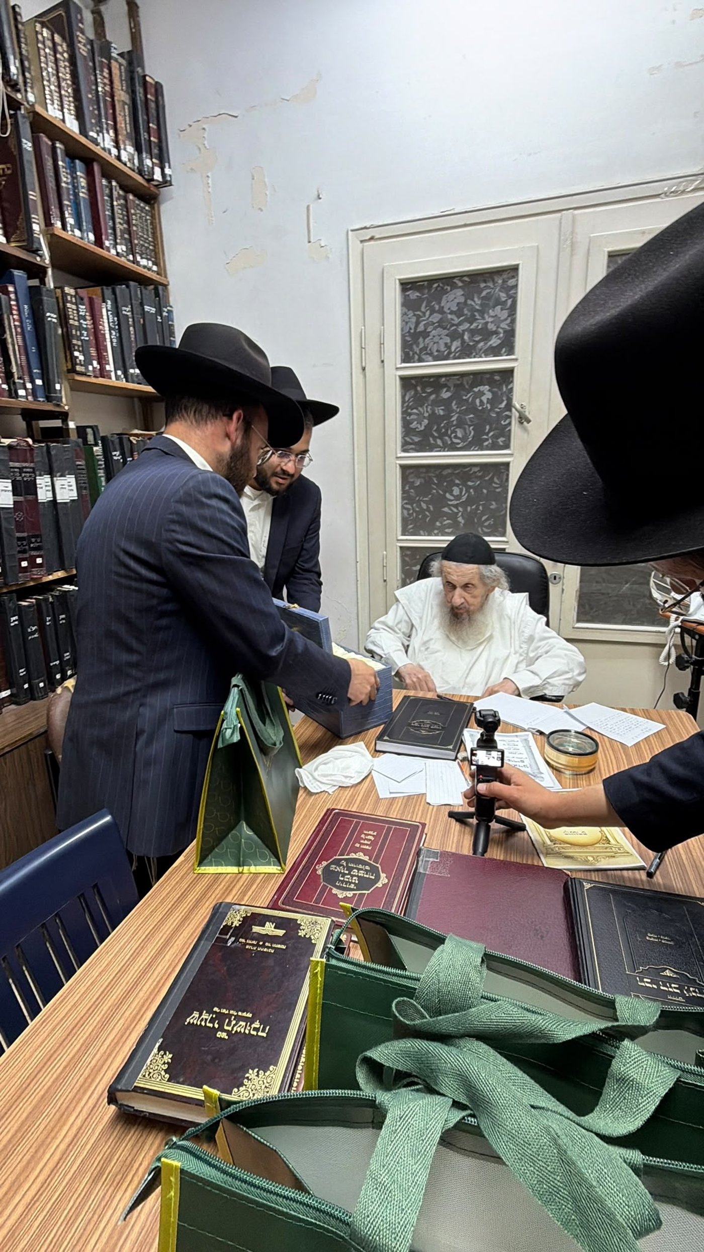 מרן ראש הישיבה הגאון רבי דב לנדו שליט"א בבדיקת אתרוגים