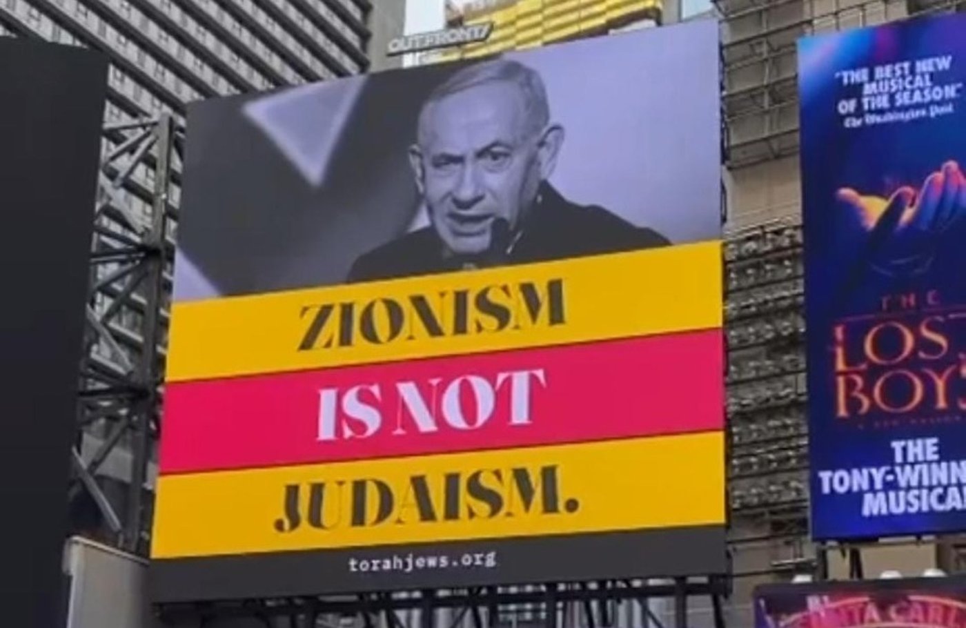 שלטי החוצות נגד נתניהו בארה"ב • צילום: באדיבות המצלם