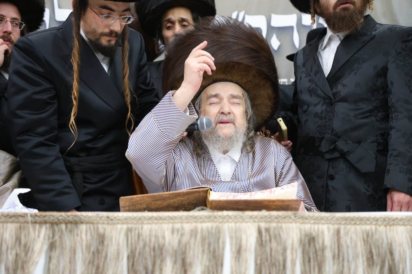 שמחת בית השואבה אצל הגאון הצדיק רבי יעקב מאיר שכטר שליט"א