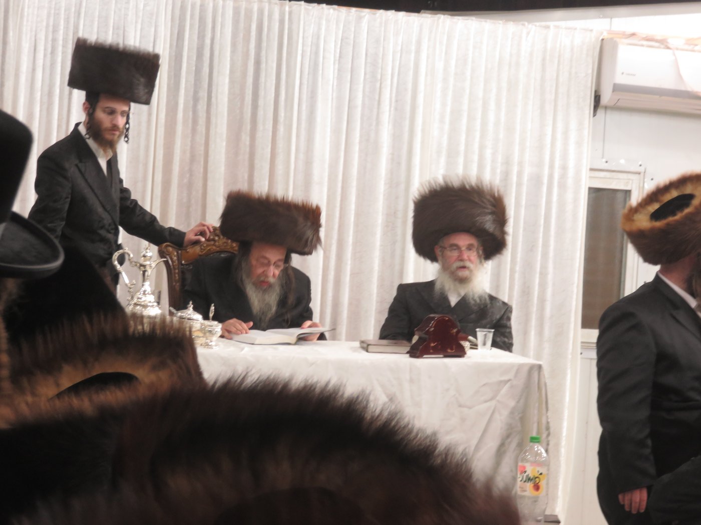 האדמו"ר מזוועהיל שליט"א בטיש חול המועד