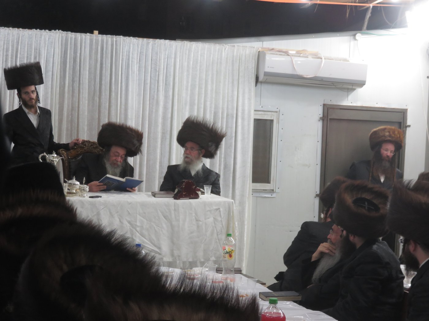 האדמו"ר מזוועהיל שליט"א בטיש חול המועד