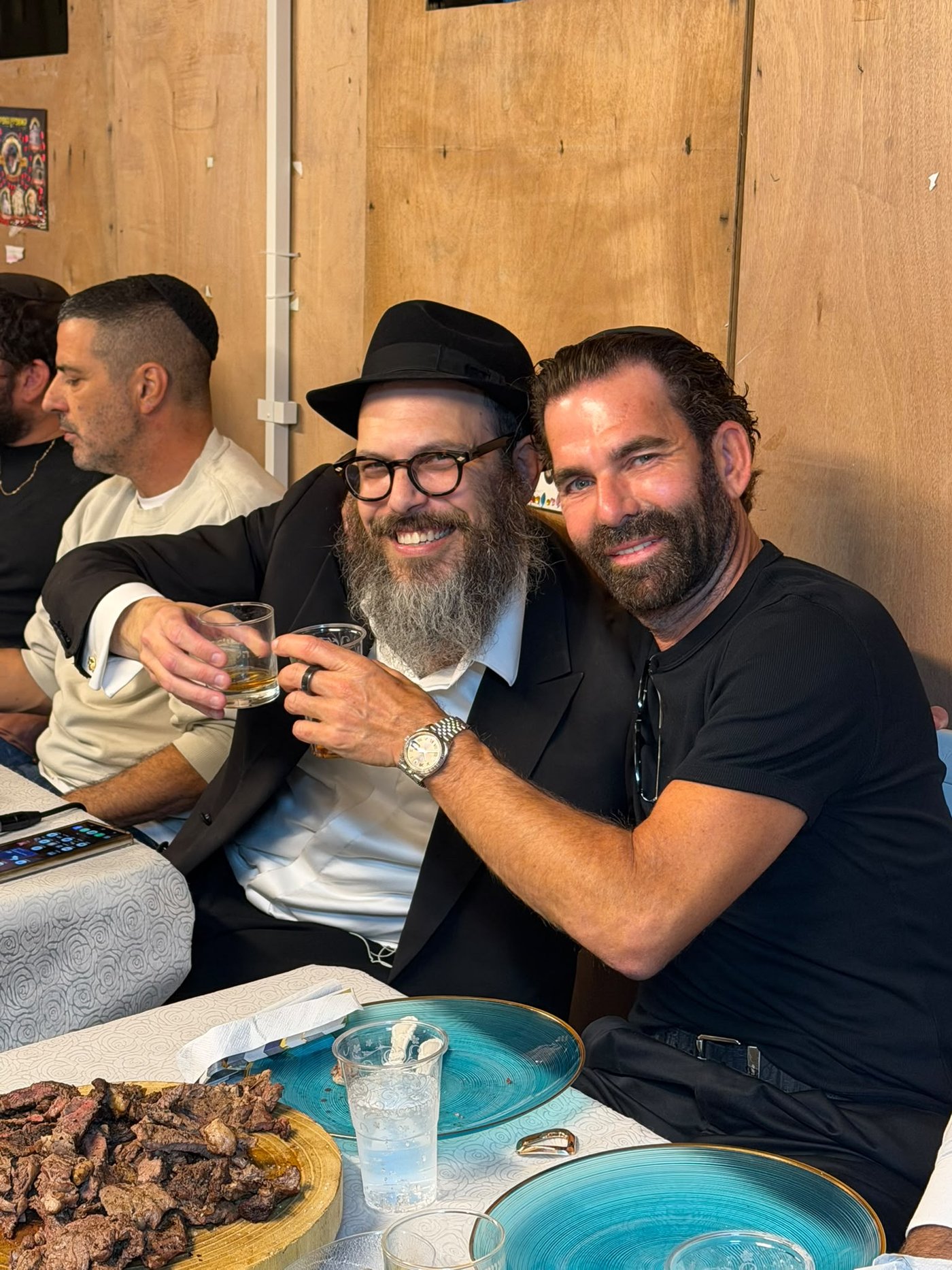התוועדות עד השעות הקטנות בסוכת השליח מחב"ד