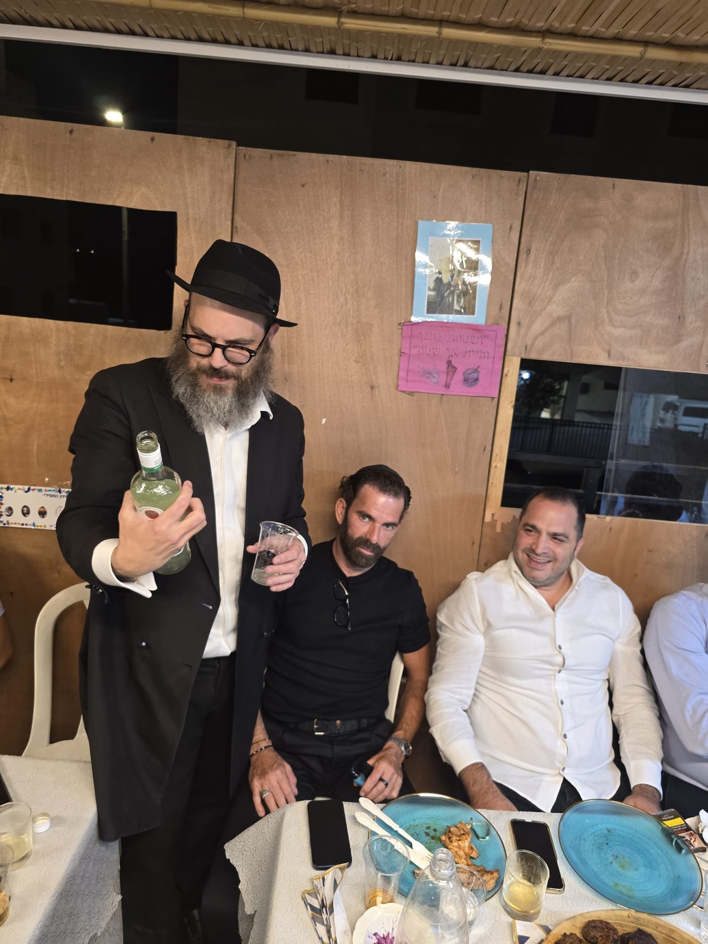 התוועדות עד השעות הקטנות בסוכת השליח מחב"ד
