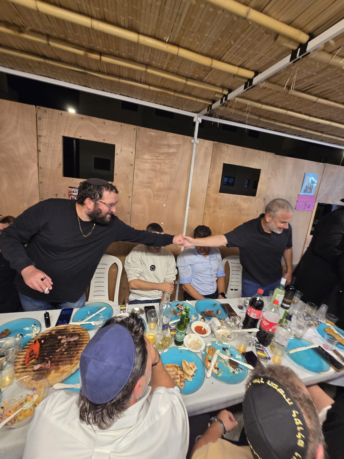 התוועדות עד השעות הקטנות בסוכת השליח מחב"ד