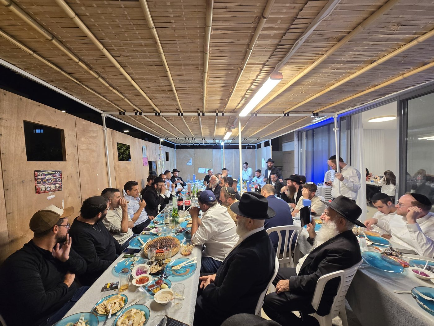 התוועדות עד השעות הקטנות בסוכת השליח מחב"ד