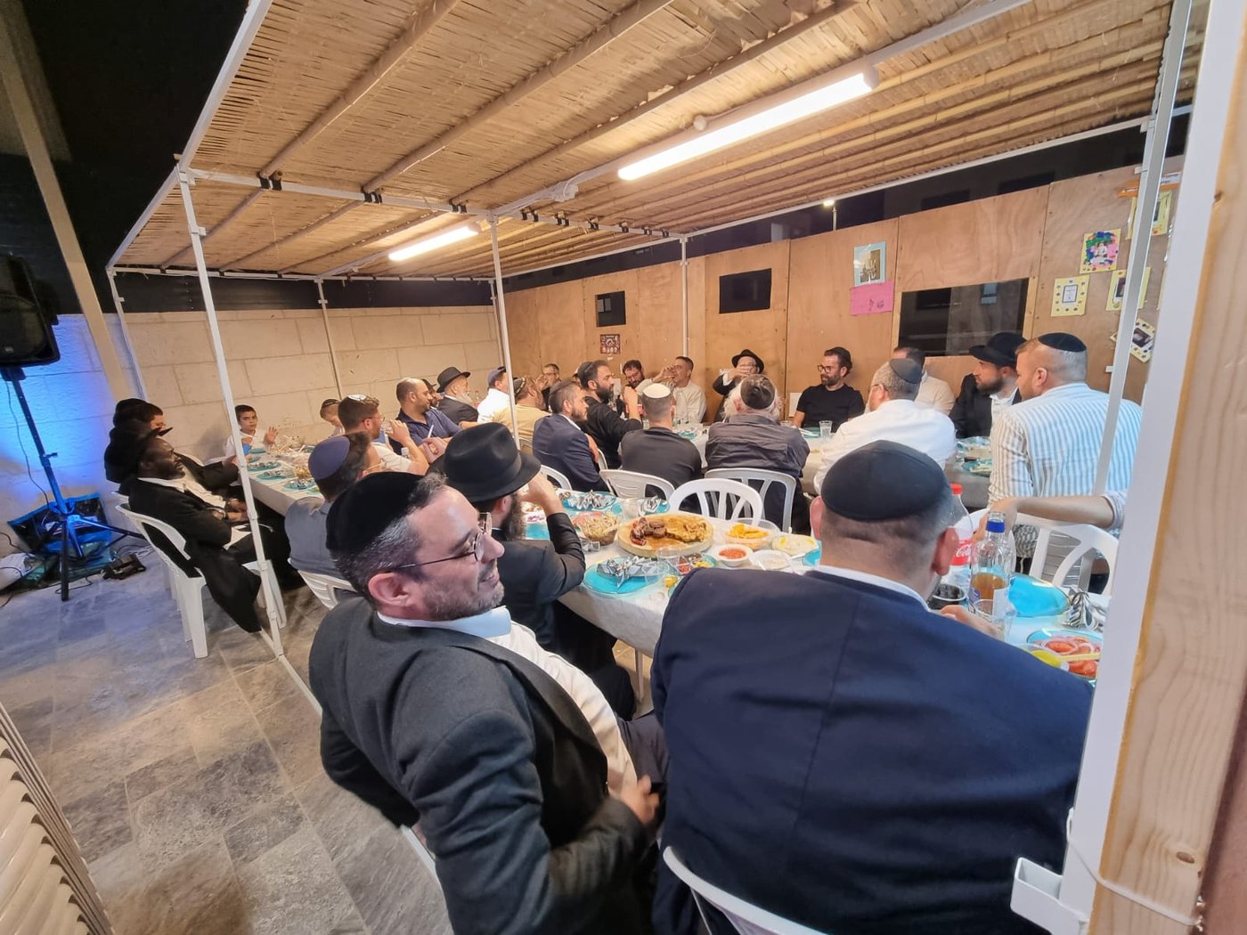 התוועדות עד השעות הקטנות בסוכת השליח מחב"ד