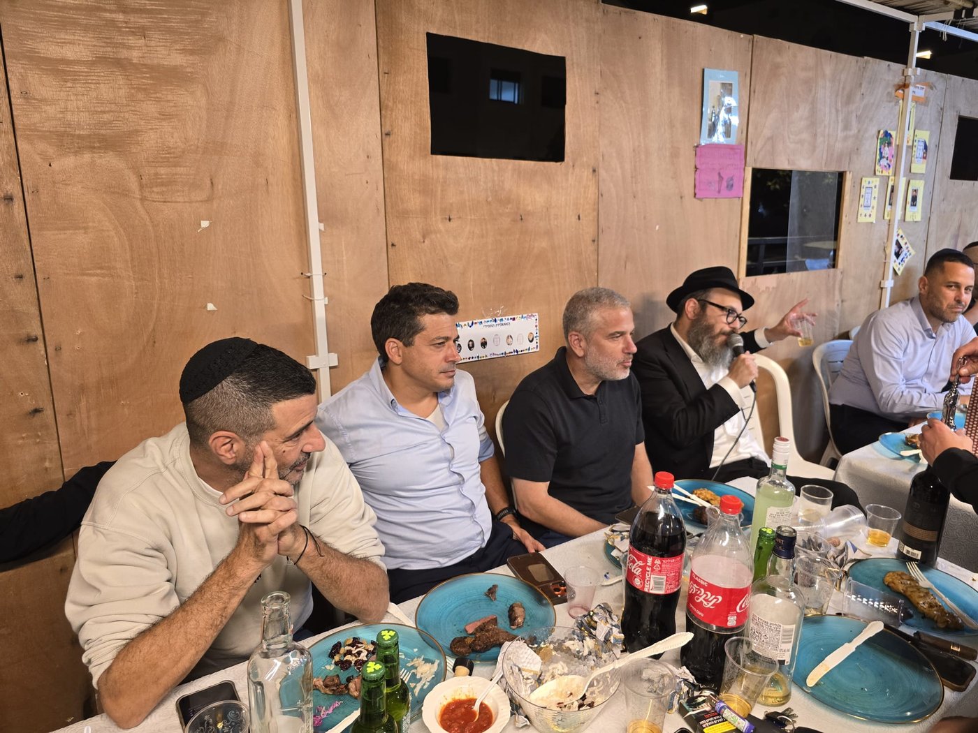 התוועדות עד השעות הקטנות בסוכת השליח מחב"ד
