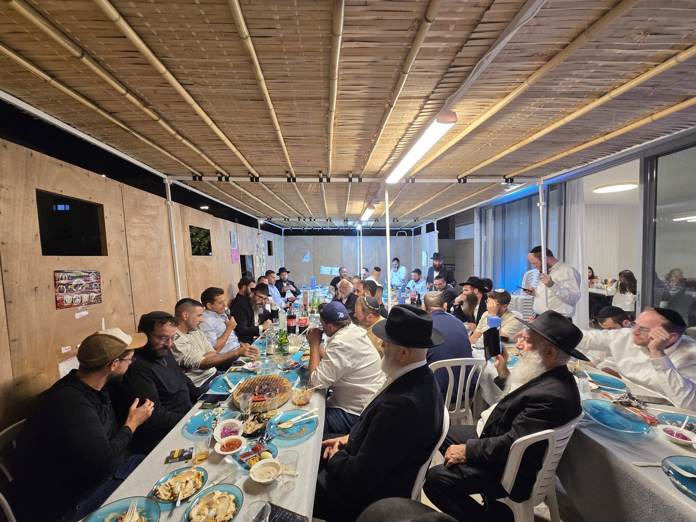 התוועדות עד השעות הקטנות בסוכת השליח מחב"ד