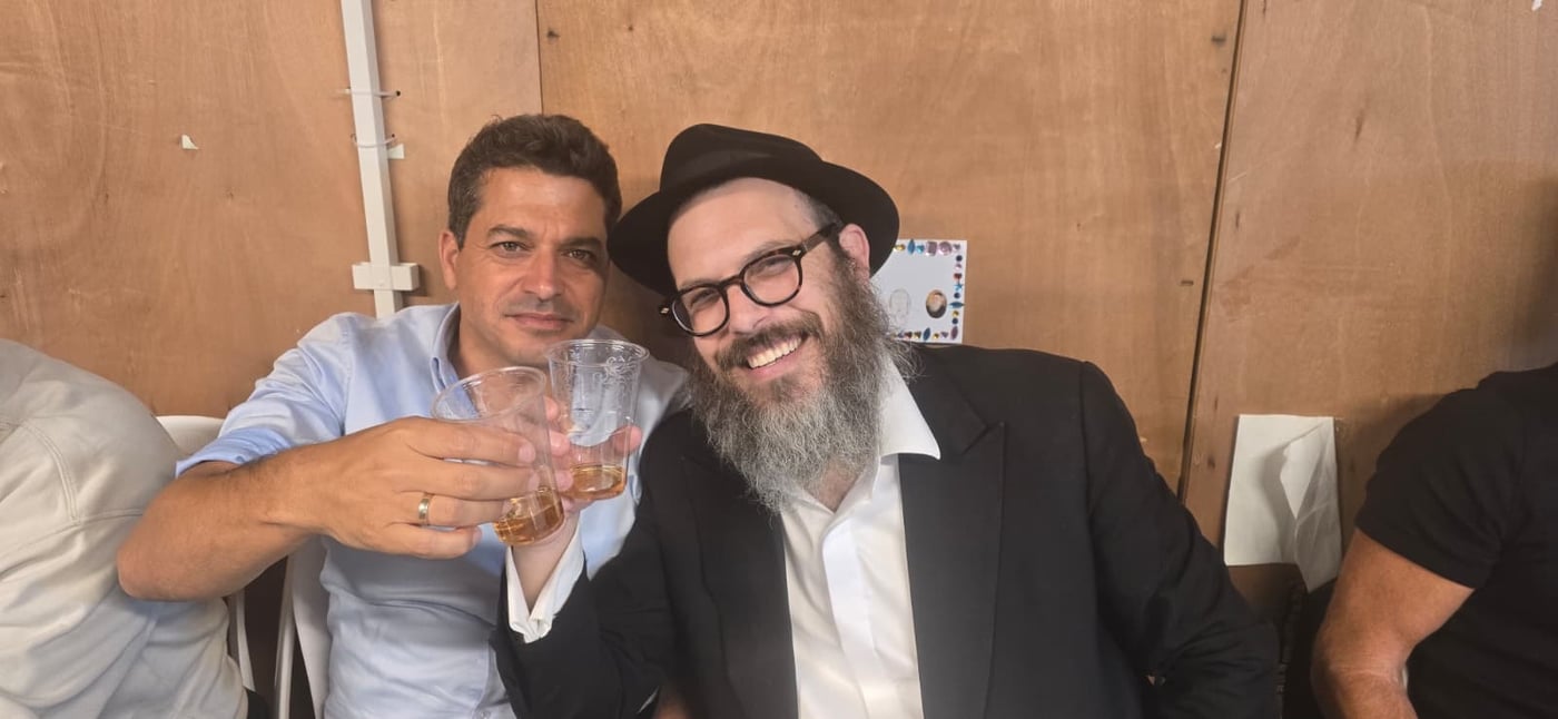 התוועדות עד השעות הקטנות בסוכת השליח מחב"ד