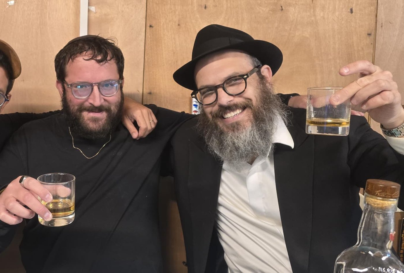 התוועדות עד השעות הקטנות בסוכת השליח מחב"ד