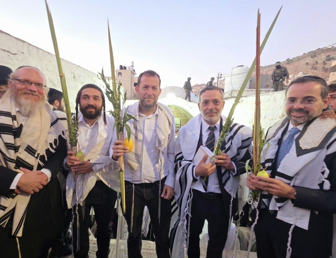 ראש מועצת שומרון יוסי דגן וחברי הכנסת צבי סוכות, אוריאל בוסו וארז מלול בקבר יוסף הבוקר
