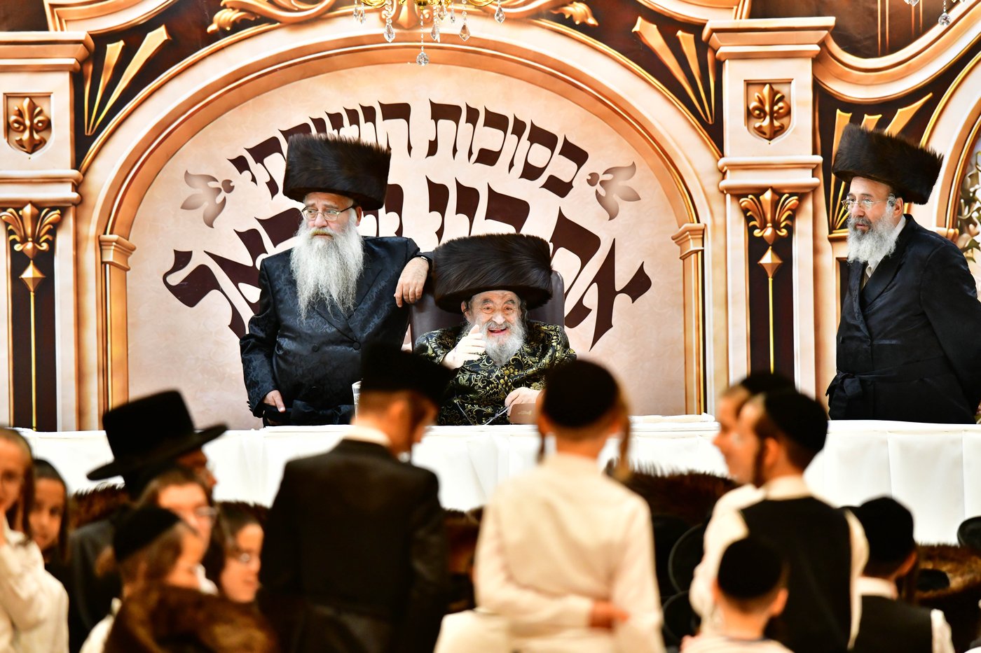 האדמו"ר מויז'ניץ שליט"א בקבלת קהל בסוכה | צילום: שוקי לרר