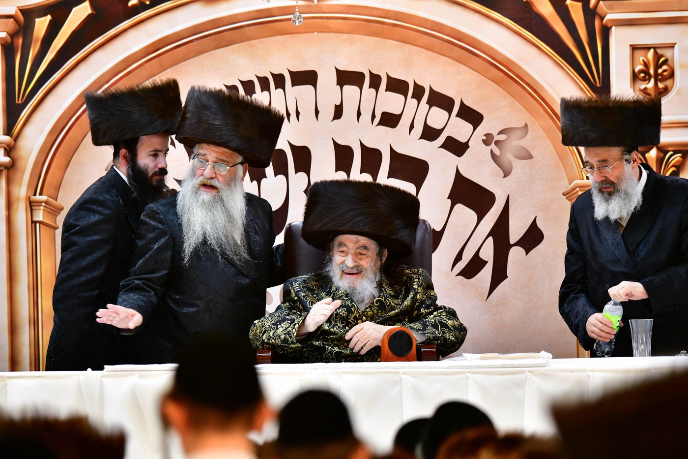 האדמו"ר מויז'ניץ שליט"א בקבלת קהל בסוכה | צילום: שוקי לרר
