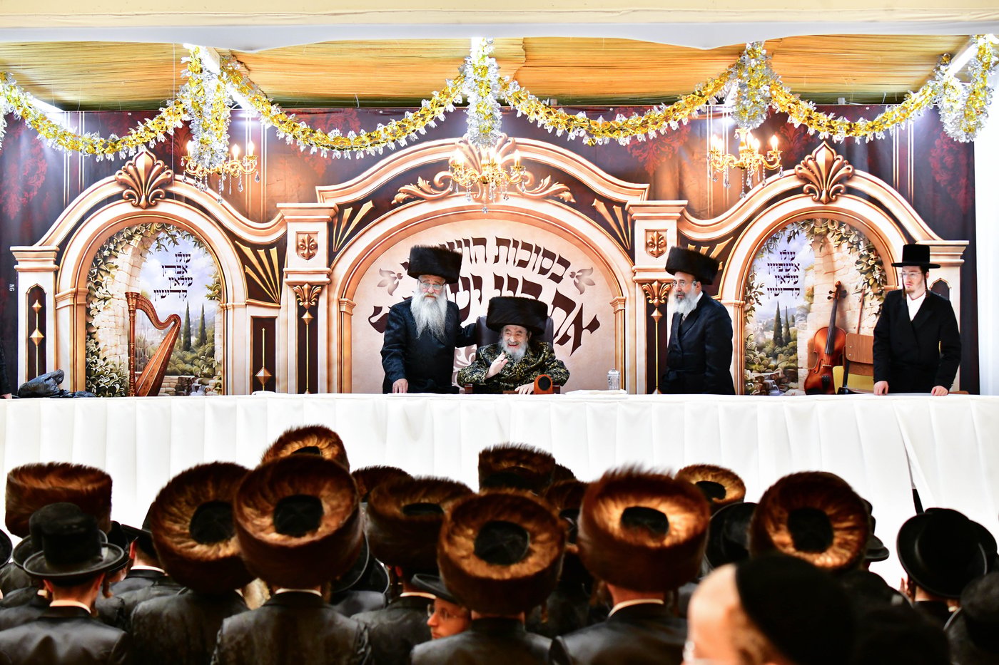האדמו"ר מויז'ניץ שליט"א בקבלת קהל בסוכה | צילום: שוקי לרר