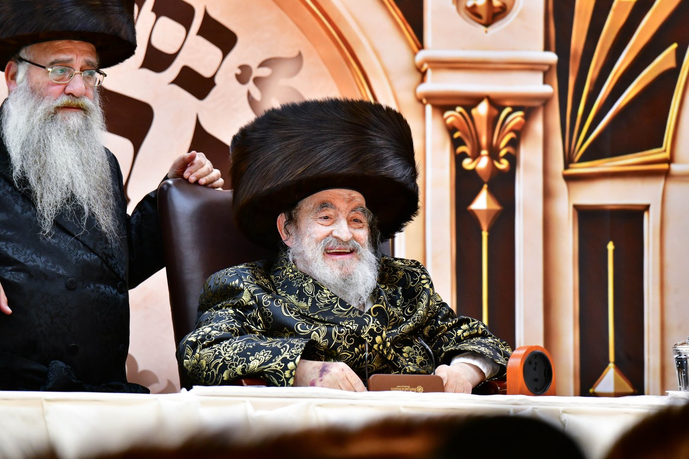 האדמו"ר מויז'ניץ שליט"א בקבלת קהל בסוכה | צילום: שוקי לרר