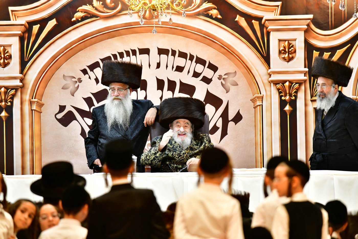 האדמו"ר מויז'ניץ שליט"א בקבלת קהל בסוכה | צילום: שוקי לרר
