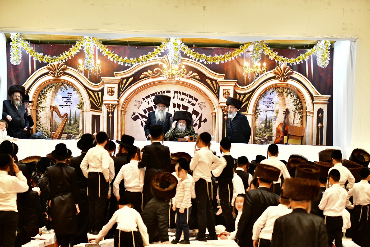האדמו"ר מויז'ניץ שליט"א בקבלת קהל בסוכה | צילום: שוקי לרר