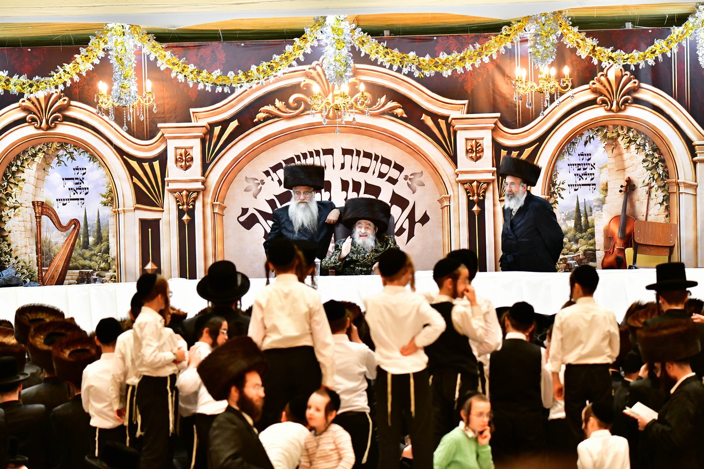 האדמו"ר מויז'ניץ שליט"א בקבלת קהל בסוכה | צילום: שוקי לרר