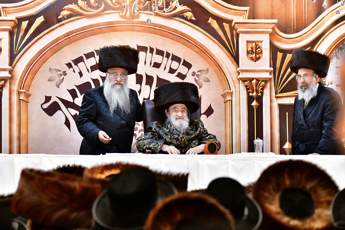 האדמו"ר מויז'ניץ שליט"א בקבלת קהל בסוכה | צילום: שוקי לרר