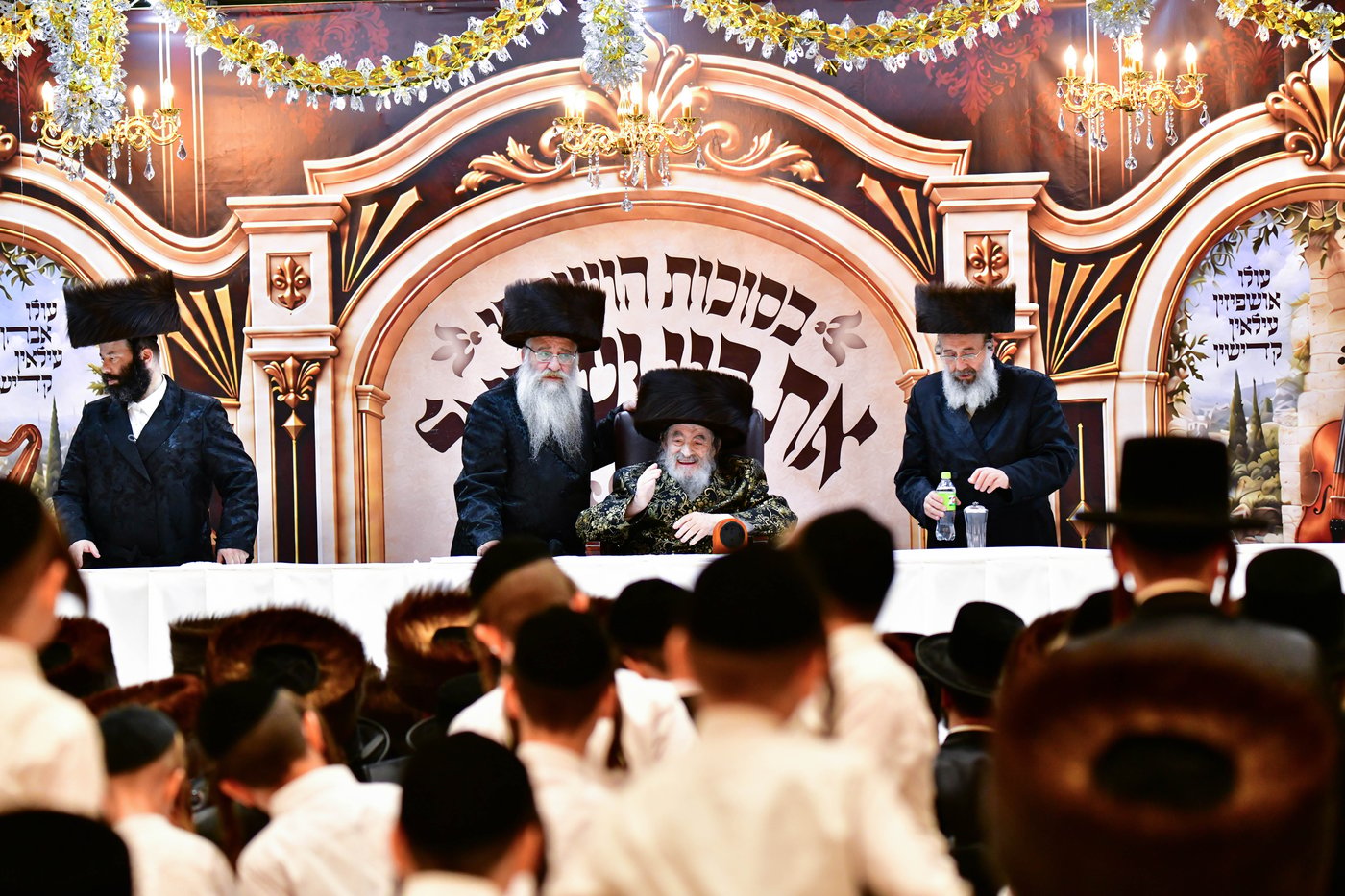 האדמו"ר מויז'ניץ שליט"א בקבלת קהל בסוכה | צילום: שוקי לרר