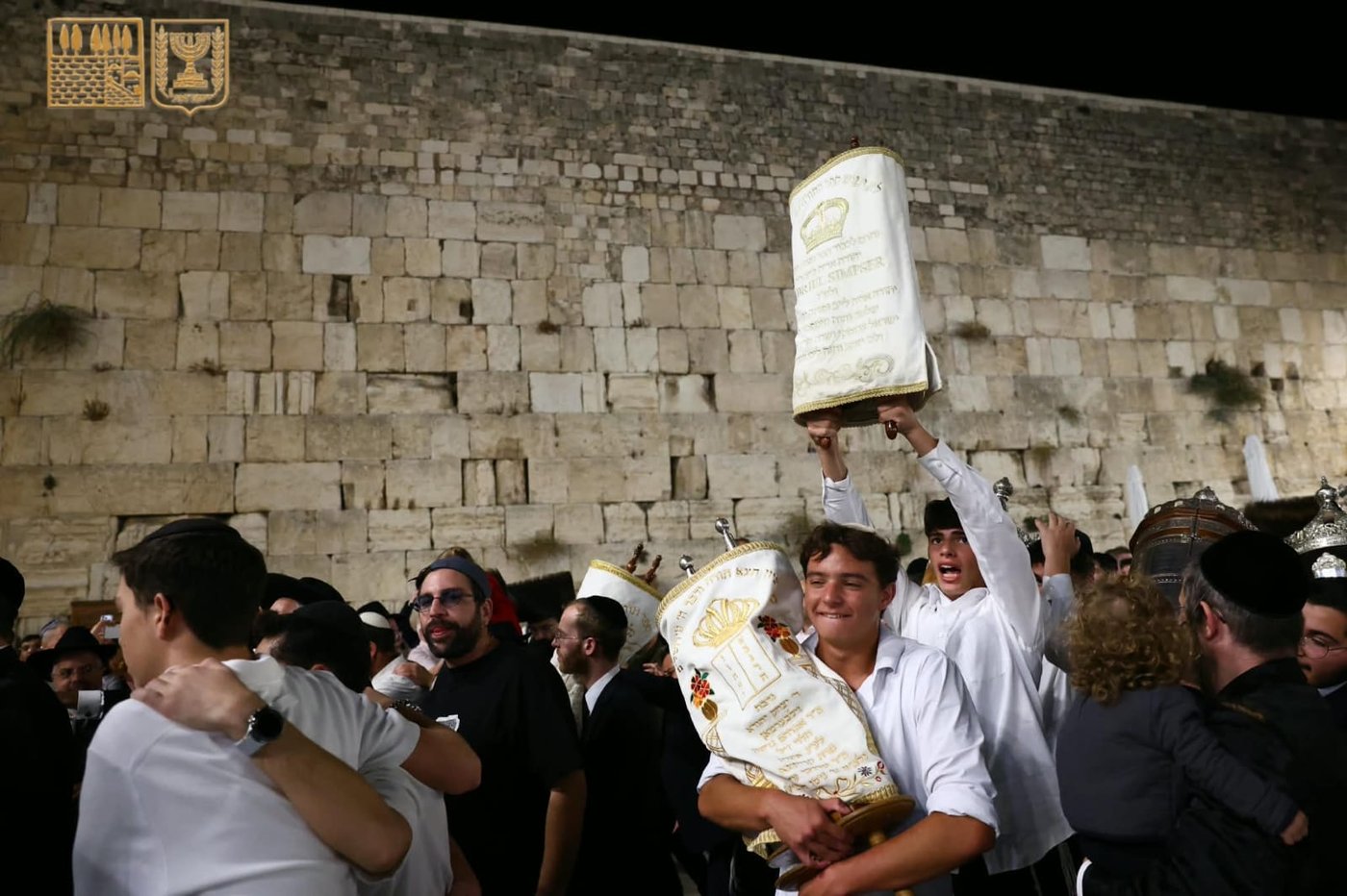 מיליון עולי רגל בכותל • הקפות שניות נרגשות בהודיה על הנס